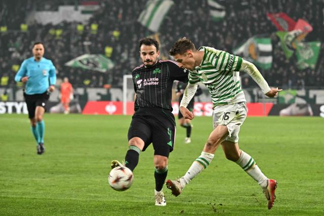Panathinaikos' Spanish midfielder #04 Pedro Chirivella and Ferencvaros' Norwegian midfielder #16 Kristoffer Zachariassen vie for the ball during the UEFA Europa League football match 1st round- Day 7 between Ferencvarosi TC and Panathinaikos in Budapest, Hungary on January 22, 2026. (Photo by Attila KISBENEDEK / AFP)