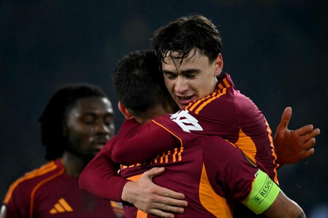 Roma's Italian midfielder #61 Niccolo Pisilli (R) celebrates scoring his team's first goal during the Europa League 1st round day 7 football match between AS Roma and VfB Stuttgart at Stadio Olimpico in Rome on January 22, 2026. (Photo by Filippo MONTEFORTE / AFP)