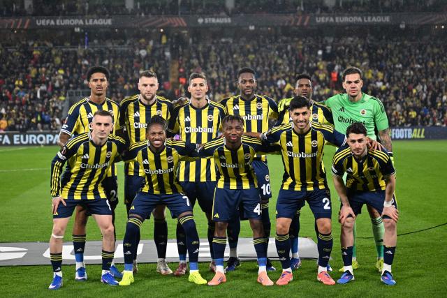 Fenerbahce's players pose for a group photo prior to the Europa League 1st round day 7 football match between Fenerbahce and Aston Villa at Sukru Saracoglu Stadium in Istanbul on January 22, 2026. (Photo by Ozan KOSE / AFP)