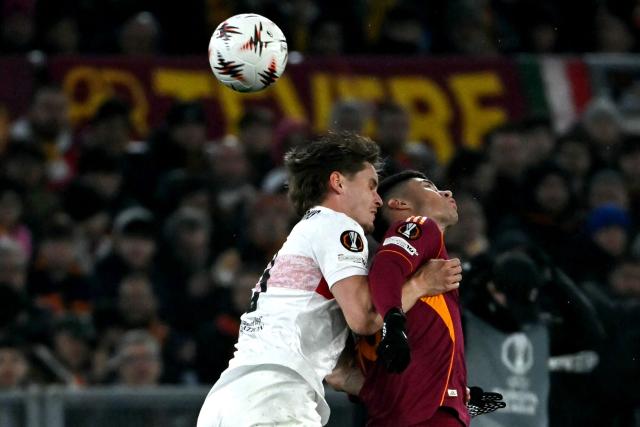 Roma's Artgentinian forward Matías Soulé fights for the ball with Stuttgard Dutch defender Ramon Hendriks during the UEFA Europa League football match between Roma and VfB Stuttgart at the Olympic Stadium in Rome on January 22, 2026. (Photo by Filippo MONTEFORTE / AFP)