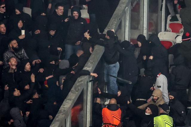 Go Ahead Eagles' supporters (L) and Nice's supporters (R) scuffle during the Europa League football match between OGC Nice and Go Ahead Eagles at Allianz Riviera stadium in Nice on January 22, 2026. (Photo by Valery HACHE / AFP)
