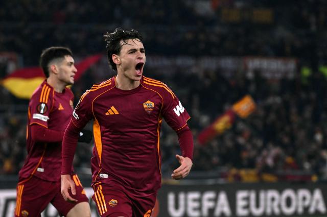 Roma's Italian midfielder #61 Niccolo Pisilli (R) celebrates scoring his team's first goal during the Europa League 1st round day 7 football match between AS Roma and VfB Stuttgart at Stadio Olimpico in Rome on January 22, 2026. (Photo by Filippo MONTEFORTE / AFP)