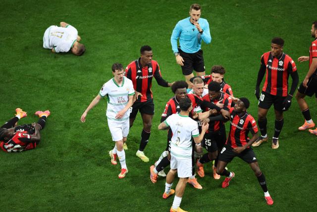 TOPSHOT - Nice and Eagles Players scuffle during the Europa League football match between OGC Nice and Go Ahead Eagles at Allianz Riviera stadium in Nice on January 22, 2026. (Photo by Valery HACHE / AFP)