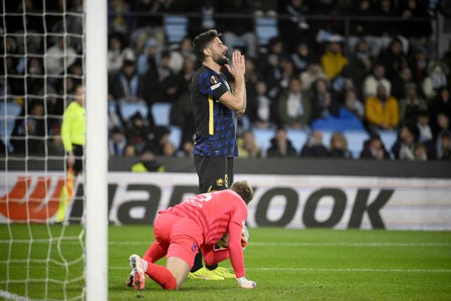 TOPSHOT - Lille's French forward #09 Olivier Giroud reacts after failing to score next to Celta Vigo's Romanian goalkeeper #13 Ionut Andrei Radu during the UEFA Europa League first round day 7 football match between RC Celta de Vigo and Lille LOSC at Balaidos Stadium in Vigo on January 22, 2026. (Photo by Miguel RIOPA / AFP)