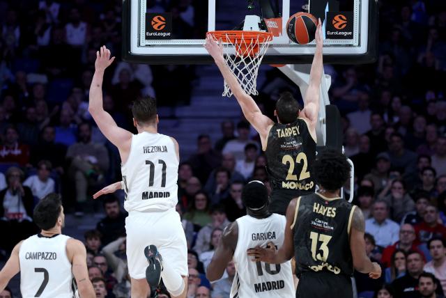 AS Monaco's US guard #22 Terry Tarpey attempts a shot in spite of Real Madrid's Croatian forward #11 Mario Hezonja during the Euroleague basketball match between Real Madrid Baloncesto and Monaco at Movistar Arena in Madrid on January 22, 2026. (Photo by Thomas COEX / AFP)