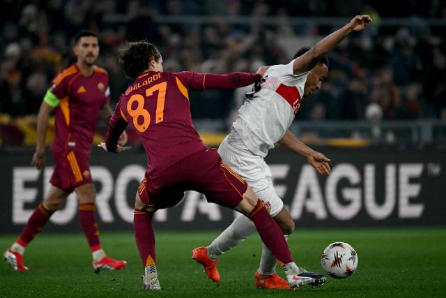 Roma's Italian defender #87 Daniele Ghilardi (C) fights for the ball with Stuttgart's French defender #22 Lorenz Assignonduring the Europa League 1st round day 7 football match between AS Roma and VfB Stuttgart at Stadio Olimpico in Rome on January 22, 2026. (Photo by Filippo MONTEFORTE / AFP)