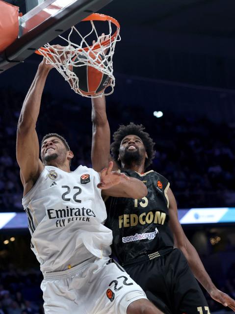 Real Madrid's Cape Verdean center #22 Edy Tavares attempts a shot in spite of AS Monaco's US centre #13 Kevarrius Hayes during the Euroleague basketball match between Real Madrid Baloncesto and Monaco at Movistar Arena in Madrid on January 22, 2026. (Photo by Thomas COEX / AFP)