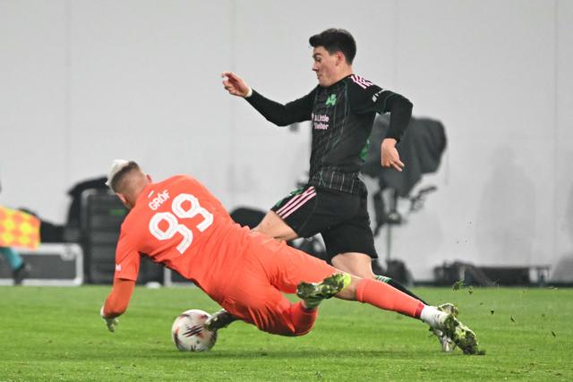 Panathinaikos' Uruguayan midfielder #28 Facundo Pellistri and Ferencvaros' Hungarian goalkeeper #99 David Grof vie for the ball during the UEFA Europa League football match 1st round- Day 7 between Ferencvarosi TC and Panathinaikos in Budapest, Hungary on January 22, 2026. (Photo by Attila KISBENEDEK / AFP)