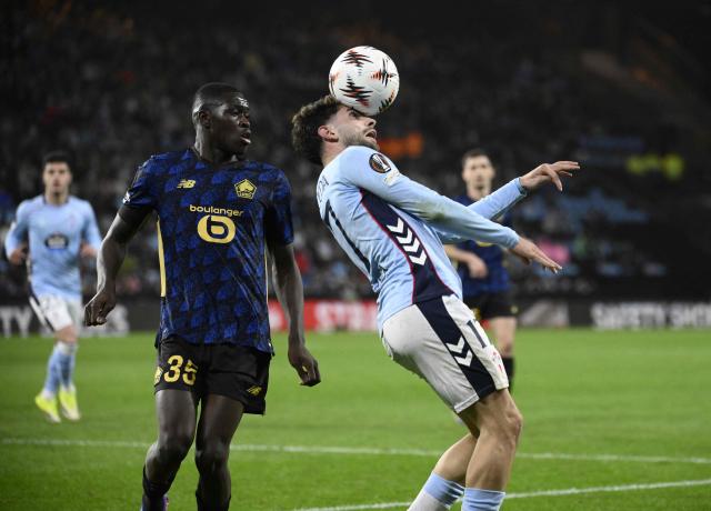 Celta Vigo's Spanish defender #17 Javi Rueda heads the ball next to Lille's French forward #35 Soriba Diaoune during the UEFA Europa League first round day 7 football match between RC Celta de Vigo and Lille LOSC at Balaidos Stadium in Vigo on January 22, 2026. (Photo by Miguel RIOPA / AFP)
