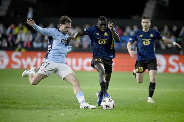Celta Vigo's Spanish defender #17 Javi Rueda fights for the ball with Lille's French forward #35 Soriba Diaoune during the UEFA Europa League first round day 7 football match between RC Celta de Vigo and Lille LOSC at Balaidos Stadium in Vigo on January 22, 2026. (Photo by Miguel RIOPA / AFP)
