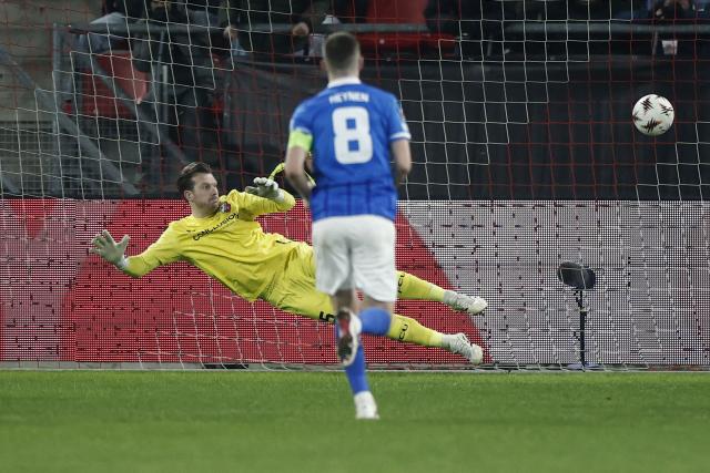 KRC Genk's Belgian midfielder Daan Heymans shoots and scores his team second goal past FC Utrecht's goalkeeper Michael Brouwer  during UEFA Europa League 1st round day 7 football match between FC Utrecht and KRC Genk at the Galgenwaard Stadium in Utrecht, Netherlands, on January 22, 2026. (Photo by Robin van Lonkhuijsen / ANP / AFP) / Netherlands OUT