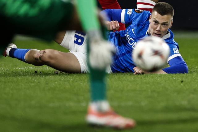 KRC Genk's Belgian midfielder Daan Heymans eyes the ball during UEFA Europa League 1st round day 7 football match between FC Utrecht and KRC Genk at the Galgenwaard Stadium in Utrecht, Netherlands, on January 22, 2026. (Photo by Robin van Lonkhuijsen / ANP / AFP) / Netherlands OUT