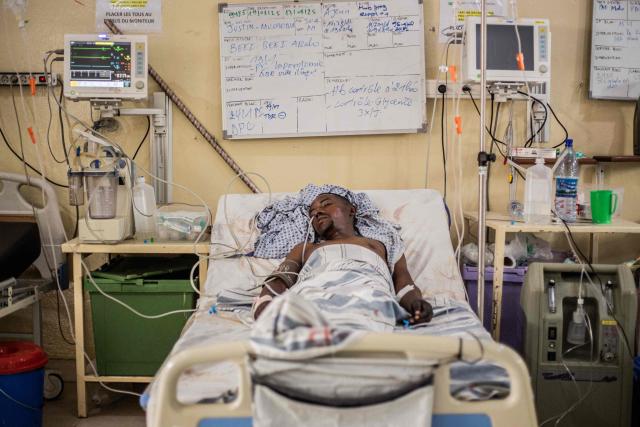 (FILES) A seriously injured patient lies on a bed and receives oxygen at the ICRC hospital, in Goma, on January 20, 2025. A year after the M23 armed group seized Goma, residents of the major city in eastern DRC are living in a "catastrophic" situation, according to the Congolese government spokesperson.
On January 26, 2025, a million residents were sheltering in their homes when the Congolese army and its allies abandoned the capital of North Kivu province. Hundreds of Rwandan soldiers, allied with the anti-government armed group M23, had just crossed the border and entered the lakeside city, at the cost of intense fighting that left thousands dead.
Felix Tshisekedi, his successor as the DRC's president, accuses Kabila of being the brains behind the armed group. (Photo by Jospin Mwisha / AFP)