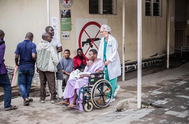 (FILES) A doctor pushes a patient in a wheelchair towards the operating theatre at the ICRC hospital, in Goma, on January 20, 2025. A year after the M23 armed group seized Goma, residents of the major city in eastern DRC are living in a "catastrophic" situation, according to the Congolese government spokesperson.
On January 26, 2025, a million residents were sheltering in their homes when the Congolese army and its allies abandoned the capital of North Kivu province. Hundreds of Rwandan soldiers, allied with the anti-government armed group M23, had just crossed the border and entered the lakeside city, at the cost of intense fighting that left thousands dead.
Felix Tshisekedi, his successor as the DRC's president, accuses Kabila of being the brains behind the armed group. (Photo by Jospin Mwisha / AFP)