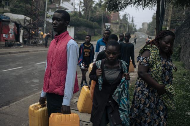 (FILES) Residents leave their homes to fetch water from Lake Kivu as fighting subsides in Goma, on January 28, 2025. A year after the M23 armed group seized Goma, residents of the major city in eastern DRC are living in a "catastrophic" situation, according to the Congolese government spokesperson.
On January 26, 2025, a million residents were sheltering in their homes when the Congolese army and its allies abandoned the capital of North Kivu province. Hundreds of Rwandan soldiers, allied with the anti-government armed group M23, had just crossed the border and entered the lakeside city, at the cost of intense fighting that left thousands dead.
Felix Tshisekedi, his successor as the DRC's president, accuses Kabila of being the brains behind the armed group. (Photo by AFP)