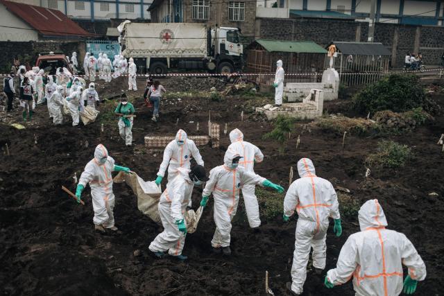 (FILES) Members of the Congolese Red-Cross and the Civilian Protection burry dozens of bodies in a cemetery in Goma on February 3, 2025. A year after the M23 armed group seized Goma, residents of the major city in eastern DRC are living in a "catastrophic" situation, according to the Congolese government spokesperson.
On January 26, 2025, a million residents were sheltering in their homes when the Congolese army and its allies abandoned the capital of North Kivu province. Hundreds of Rwandan soldiers, allied with the anti-government armed group M23, had just crossed the border and entered the lakeside city, at the cost of intense fighting that left thousands dead.
Felix Tshisekedi, his successor as the DRC's president, accuses Kabila of being the brains behind the armed group. (Photo by ALEXIS HUGUET / AFP)