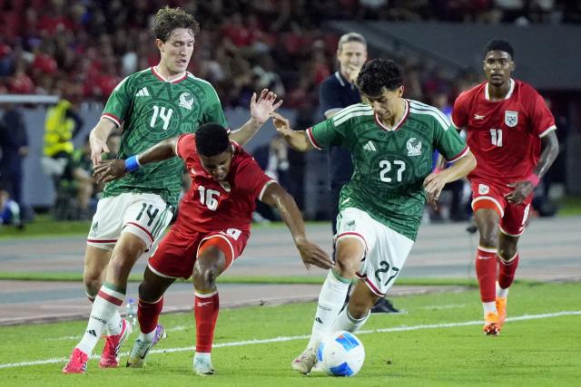 Mexico's midfielder #14 Marcel Ruiz, Panama's defender #16 Kevin Galvan AND Mexico's midfielder #27 Richard Ledezma fight for the ball during the international friendly football match between Panama and Mexico at the Rommel Fernandez Gutierrez Stadium in Panama City on January 22, 2026. (Photo by ARNULFO FRANCO / AFP)