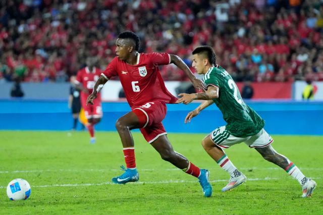 Panama's midfielder #06 Hector Hurtado and Mexico's midfielder #25 Roberto Alvarado fight for the ball during the international friendly football match between Panama and Mexico at the Rommel Fernandez Gutierrez Stadium in Panama City on January 22, 2026. (Photo by ARNULFO FRANCO / AFP)