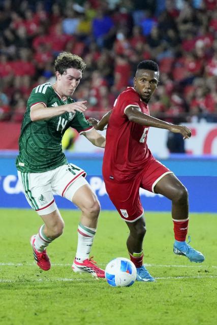 Mexico's midfielder #14 Marcel Ruiz and Panama's midfielder #06 Hector Hurtado fight for the ball during the international friendly football match between Panama and Mexico at the Rommel Fernandez Gutierrez Stadium in Panama City on January 22, 2026. (Photo by ARNULFO FRANCO / AFP)