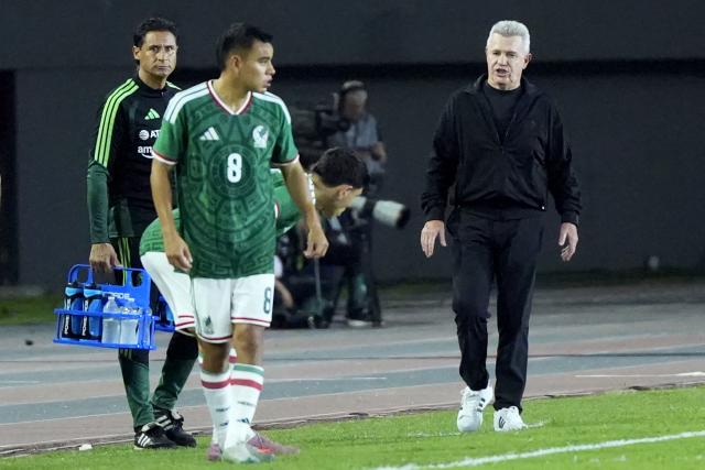 Mexico's coach Javier Aguirre gives instructions to Mexico's midfielder #08 Carlos Rodriguez during the international friendly football match between Panama and Mexico at the Rommel Fernandez Gutierrez Stadium in Panama City on January 22, 2026. (Photo by ARNULFO FRANCO / AFP)