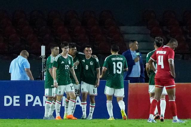 Players of Mexico celebrate after an own goal scored by Panama's defender #03 Richard Peralta (out of frame) during the international friendly football match between Panama and Mexico at the Rommel Fernandez Gutierrez Stadium in Panama City on January 22, 2026. (Photo by ARNULFO FRANCO / AFP)