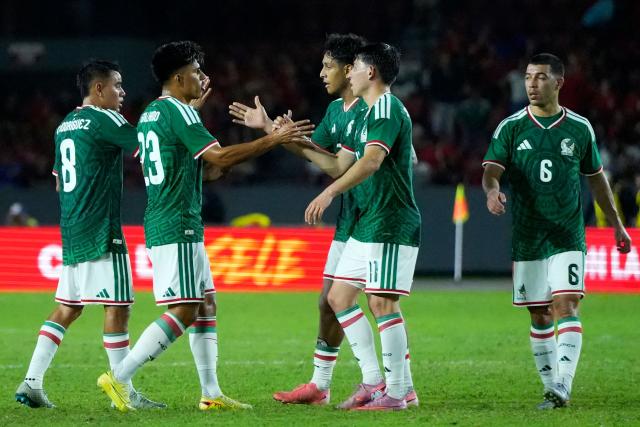 Mexico's midfielder #08 Carlos Rodriguez, midfielder #23 Jesus Gallardo, defender #07 Luis Romo, midlfielder #11 Alexis Gutierrez and midfielder #06 Erik Lira celebrate at the end of the international friendly football match between Panama and Mexico at the Rommel Fernandez Gutierrez Stadium in Panama City on January 22, 2026. (Photo by ARNULFO FRANCO / AFP)