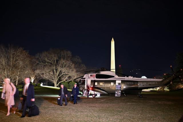 White House staff members exit Marine One on the South Lawn upon arrival at the White House in Washington, DC on January 22, 2026. Trump returned from the World Economic Forum (WEF) in Davos, Switzerland where he backed down on threats to seize Greenland by force from ally Denmark, announcing a vague deal aimed at ensuring security of the Arctic territory on January 21, 2026. (Photo by Alex WROBLEWSKI / AFP)