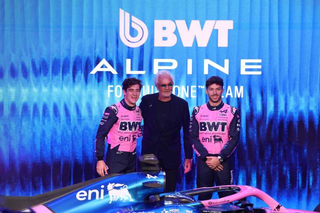 (From L) Alpine's Argentinian driver Franco Colapinto, Alpine's Executive Advisor Flavio Briatore and Alpine's French driver Pierre Gasly pose on stage next to Alpine new F1 car during the presentation of Alpine season on January 23, 2026 in Barcelona. (Photo by Josep LAGO / AFP)