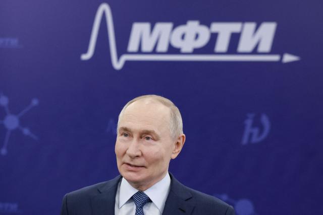 In this pool photograph distributed by the Russian state agency Sputnik, Russia's President Vladimir Putin visits the Moscow Institute of Physics and Technology in Dolgoprudny in the Moscow region on January 23, 2026. (Photo by Alexander SHCHERBAK / POOL / AFP)