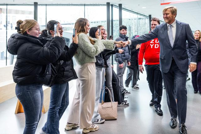 Dutch King Willem-Alexander (R) attends a visit to VISTA College as part of Medlands Parkstad, an alliance between businesses, government, and education to strengthen the medical technology sector, in Heerlen on January 23, 2026. (Photo by ROB ENGELAAR / ANP / AFP) / Netherlands OUT