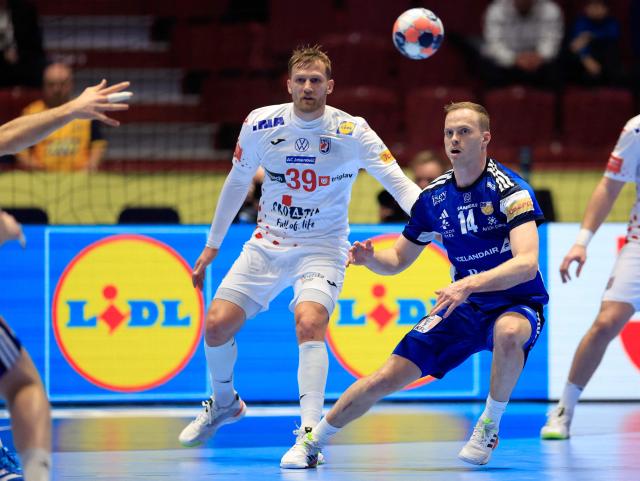 Croatia's wing #39 David Mandic (L) and Iceland's right back #14 Omar Magnusson eye the ball during the men's EHF Euro 2026 main round handball match Iceland v Croatia in Malmoe, Sweden, on January 23, 2026. (Photo by Andreas Hillergren/TT / TT NEWS AGENCY / AFP) / Sweden OUT