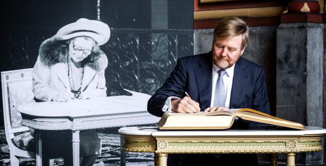 Dutch King Willem-Alexander signs the guestbook at Maastricht University as the establishment celebrates 50th anniversary, in Maastricht on January 23, 2026. (Photo by ROB ENGELAAR / ANP / AFP) / Netherlands OUT