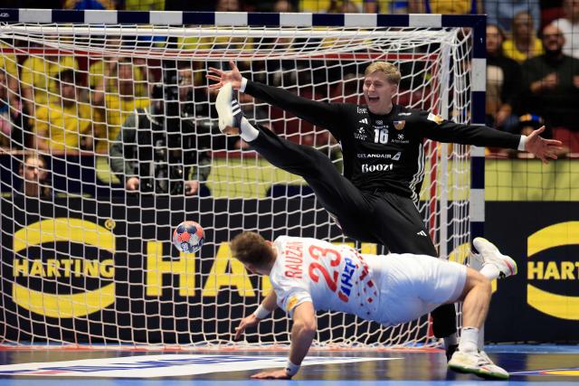Croatia's pivot #23 Zlatko Rauzan scores against Iceland's goalkeeper #16 Viktor Hallgrimsson during the men's EHF Euro 2026 main round handball match Iceland v Croatia in Malmoe, Sweden, on January 23, 2026. (Photo by Andreas Hillergren/TT / various sources / AFP) / Sweden OUT