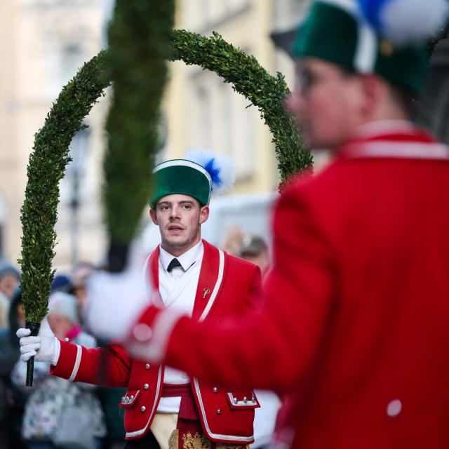 Members of the Munich Coopers' association dance the traditional Schaefflertanz (coopers’ dance) in front of the old Town Hall tower at Marienplatz in Munich, southern Germany on January 23, 2026. The Schaeffler perform their historic dance only every seven years. Until Shrove Tuesday on February 17, 2026, they will appear again in Munich’s public squares. Their traditional round dance, dating back to 1517 when coopers are said to have lifted spirits after a plague, follows a centuries-old choreography and is still performed in seven-year intervals according to an old oath. (Photo by ALEXANDRA BEIER / AFP)