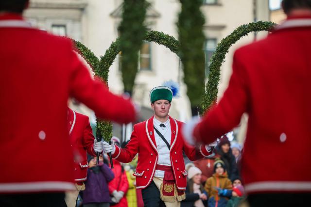 Members of the Munich Coopers' association dance the traditional Schaefflertanz (coopers’ dance) in front of the old Town Hall tower at Marienplatz in Munich, southern Germany on January 23, 2026. The Schaeffler perform their historic dance only every seven years. Until Shrove Tuesday on February 17, 2026, they will appear again in Munich’s public squares. Their traditional round dance, dating back to 1517 when coopers are said to have lifted spirits after a plague, follows a centuries-old choreography and is still performed in seven-year intervals according to an old oath. (Photo by ALEXANDRA BEIER / AFP)