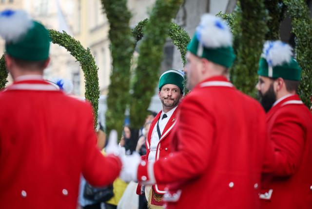 Members of the Munich Coopers' association dance the traditional Schaefflertanz (coopers’ dance) in front of the old Town Hall tower at Marienplatz in Munich, southern Germany on January 23, 2026. The Schaeffler perform their historic dance only every seven years. Until Shrove Tuesday on February 17, 2026, they will appear again in Munich’s public squares. Their traditional round dance, dating back to 1517 when coopers are said to have lifted spirits after a plague, follows a centuries-old choreography and is still performed in seven-year intervals according to an old oath. (Photo by ALEXANDRA BEIER / AFP)