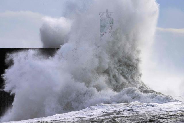 A big wave crashes against the pier at the port of A Guarda, northwestern Spain, on January 23, 2026. Depression Ingrid is expected to bring snow, torrential rain, and icy winds to Spain today as extreme weather and a sharp temperature drop are expected. (Photo by Miguel RIOPA / AFP)