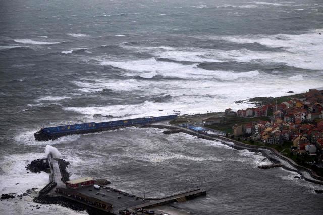 Big waves crash against the port of A Guarda, northwestern Spain, on January 23, 2026. Depression Ingrid is expected to bring snow, torrential rain, and icy winds to Spain today as extreme weather and a sharp temperature drop are expected. (Photo by Miguel RIOPA / AFP)