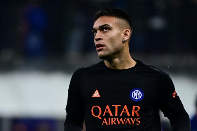 Inter Milan's Argentine forward #10 Lautaro Martinez warms up ahead of the Italian Serie A  football match between Inter Milan and Pisa at the San Siro Stadium in Milan on January 23, 2026. (Photo by Piero CRUCIATTI / AFP)