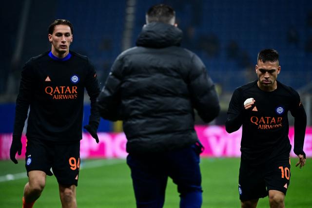 Inter Milan's Italian forward #94 Francesco Pio Esposito (L) and Inter Milan's Argentine forward #10 Lautaro Martinez (R) warms up ahead of the Italian Serie A  football match between Inter Milan and Pisa at the San Siro Stadium in Milan on January 23, 2026. (Photo by Piero CRUCIATTI / AFP)