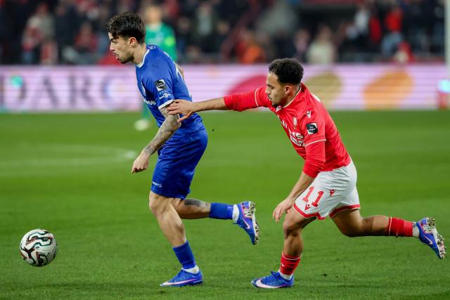 Gent's Portuguese defender #20 Tiago Araujo (L) fights for the ball with Standard Liege's Belgian forward #11 Adnane Abid the Belgian "Pro League" First Division football match between Standard Liege and KAA Gent at Stade Maurice Dufrasne in Liege on January 23, 2026. (Photo by VIRGINIE LEFOUR / BELGA / AFP) / Belgium OUT