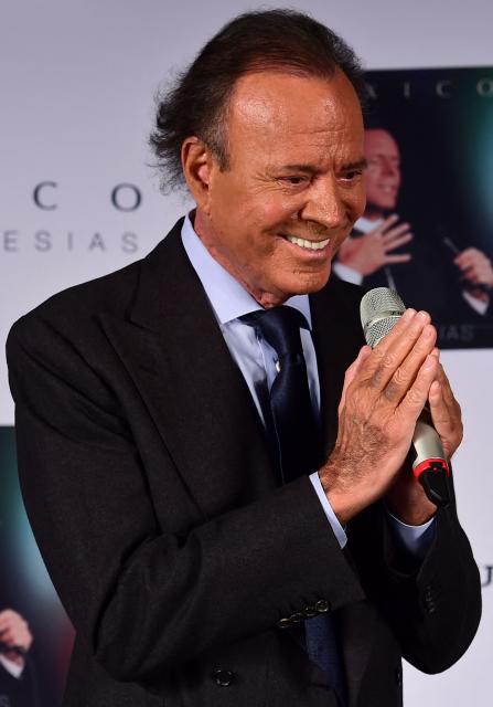 (FILES) Spanish singer Julio Iglesias gestures during a press conference in Mexico city, on September 23, 2015. Spanish prosecutors on January 23, 2026 shelved a sex abuse and human trafficking complaint against veteran singer Julio Iglesias, saying Spain's courts had no jurisdiction in the case. (Photo by Ronaldo SCHEMIDT / AFP)