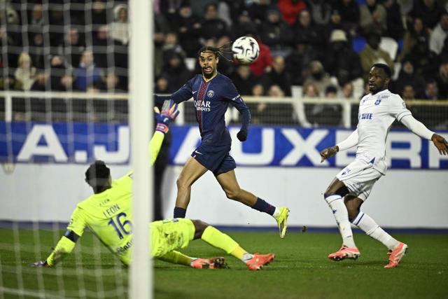 Paris Saint-Germain's French forward #29 Bradley Barcola eyes the ball during the French L1 football match between  AJ Auxerre and Paris Saint-Germain (PSG) at Stade de l'Abbe-Deschamps in Auxerre on January 23, 2026. (Photo by JULIEN DE ROSA / AFP)