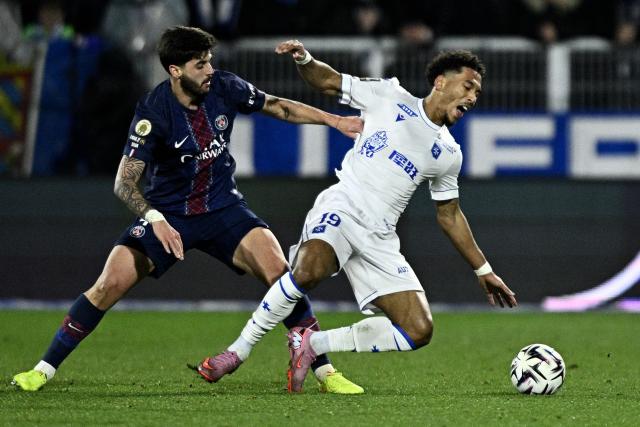 Paris Saint-Germain's Brazilian defender #04 Lucas Beraldo and Auxerre's Cameroonian forward #19 Danny Namaso fight for the ball during the French L1 football match between  AJ Auxerre and Paris Saint-Germain (PSG) at Stade de l'Abbe-Deschamps in Auxerre on January 23, 2026. (Photo by JULIEN DE ROSA / AFP)
