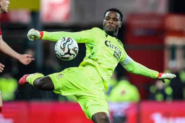 Standard Liege's Belgian goalkeeper #01 Matthieu Epolo kicks the ball  during the Belgian Pro League football match between Standard de Liege and KAA Gent at the Maurice Dufrasne Stadium in Liege, on January 23, 2026. (Photo by BRUNO FAHY / Belga / AFP) / Belgium OUT