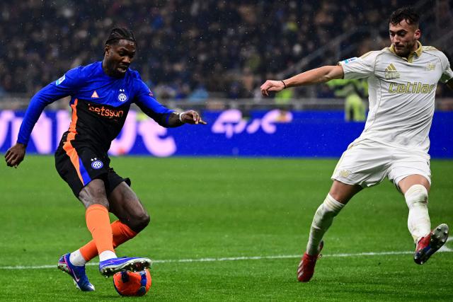 Inter Milan's French forward #09 Marcus Thuram (L) controls the ball next to Pisa's Italian defender #05 Simone Canestrelli (R) during the Italian Serie A football match between Inter Milan and Pisa at the San Siro Stadium in Milan on January 23, 2026. (Photo by Piero CRUCIATTI / AFP)