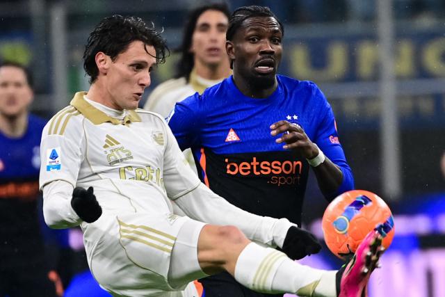 Pisa’s Italian midfielder #36 Gabriele Piccinini (L) fights for the ball with Inter Milan's French forward #09 Marcus Thuram (R) during the Italian Serie A football match between Inter Milan and Pisa at the San Siro Stadium in Milan on January 23, 2026. (Photo by Piero CRUCIATTI / AFP)
