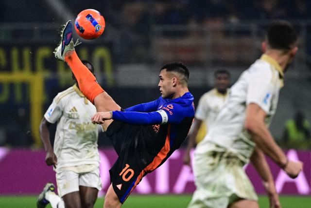 Inter Milan's Argentine forward #10 Lautaro Martinez (C) controls the ball during the Italian Serie A football match between Inter Milan and Pisa at the San Siro Stadium in Milan on January 23, 2026. (Photo by Piero CRUCIATTI / AFP)