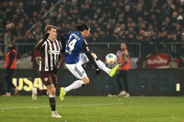 St Pauli's Swedish defender #08 Eric Smith and Hamburg's French forward #14 Rayan Philippe during the men's EHF Euro 2026 main round handball match Slovenia v Sweden in Malmoe, Sweden, on January 23, 2026. (Photo by IBRAHIM OT / AFP) / Sweden OUT