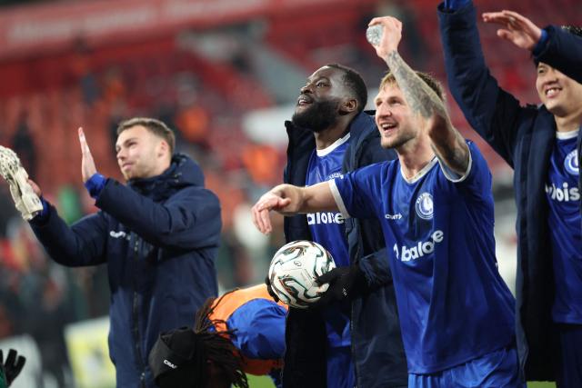 Gent's Wilfried Kanga and teammates celebrate their victory at the end of the Belgian Pro League football match between Standard de Liege and KAA Gent at the Maurice Dufrasne Stadium in Liege, on January 23, 2026. (Photo by VIRGINIE LEFOUR / Belga / AFP) / Belgium OUT